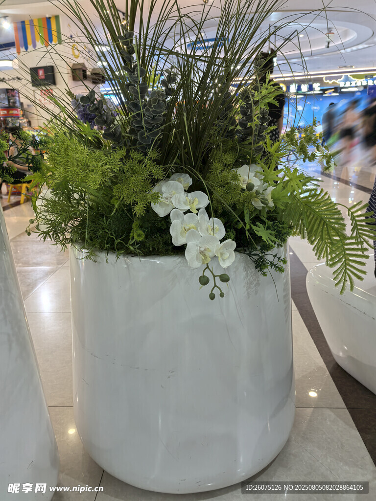 白色花盆中的仿真绿植花卉