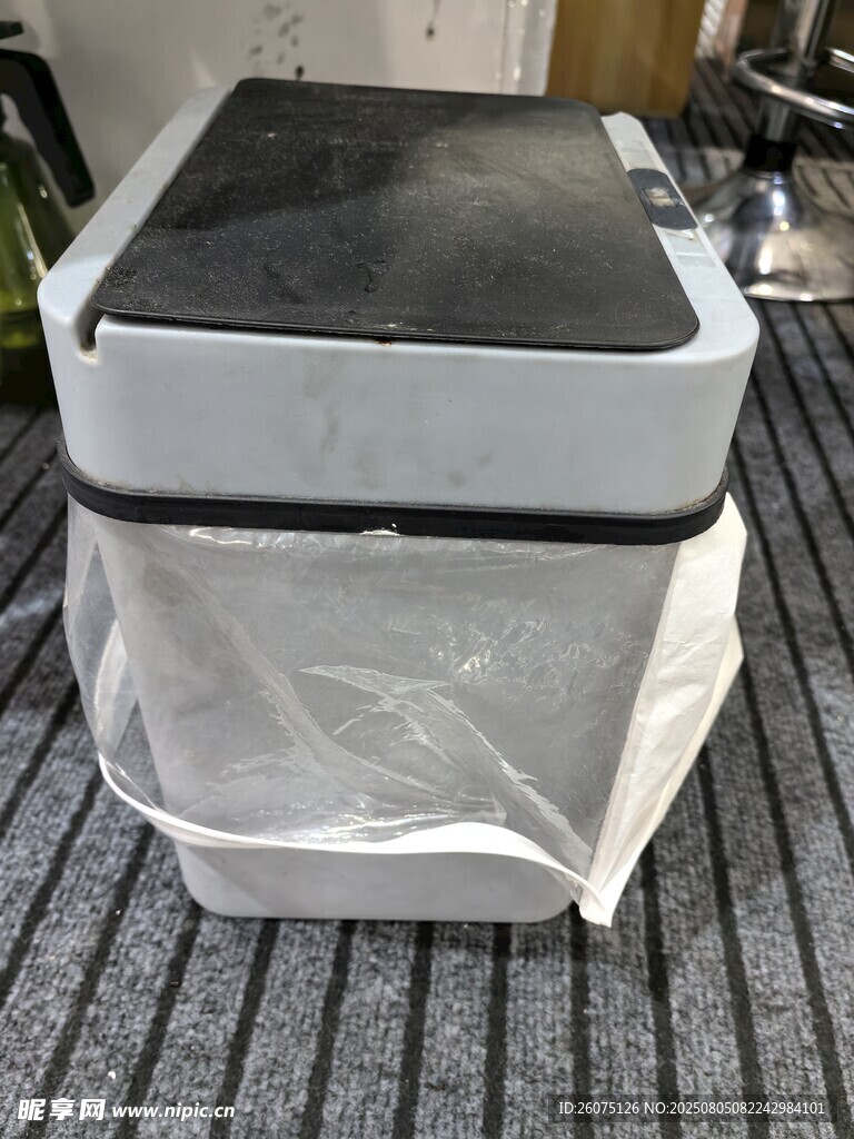 白色透明罩覆盖的灰色垃圾桶