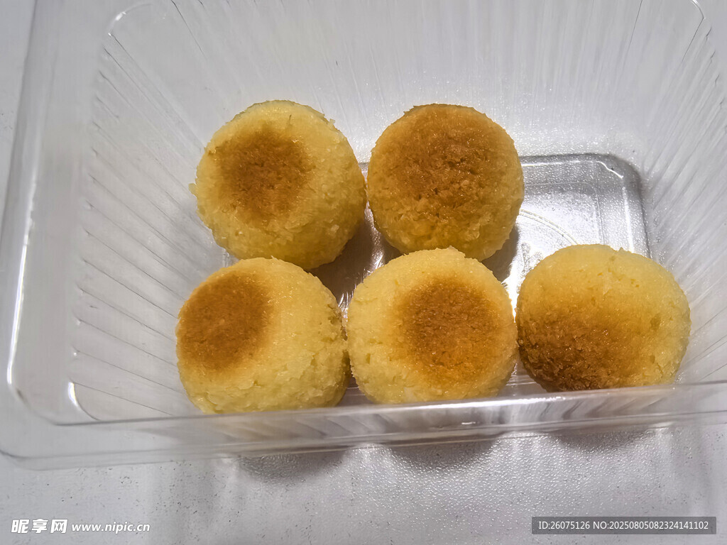 透明盒中的美味小糕点