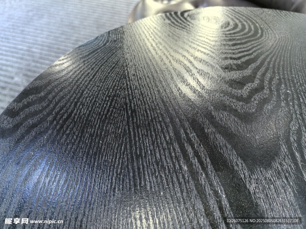 纹理独特的深色木纹表面