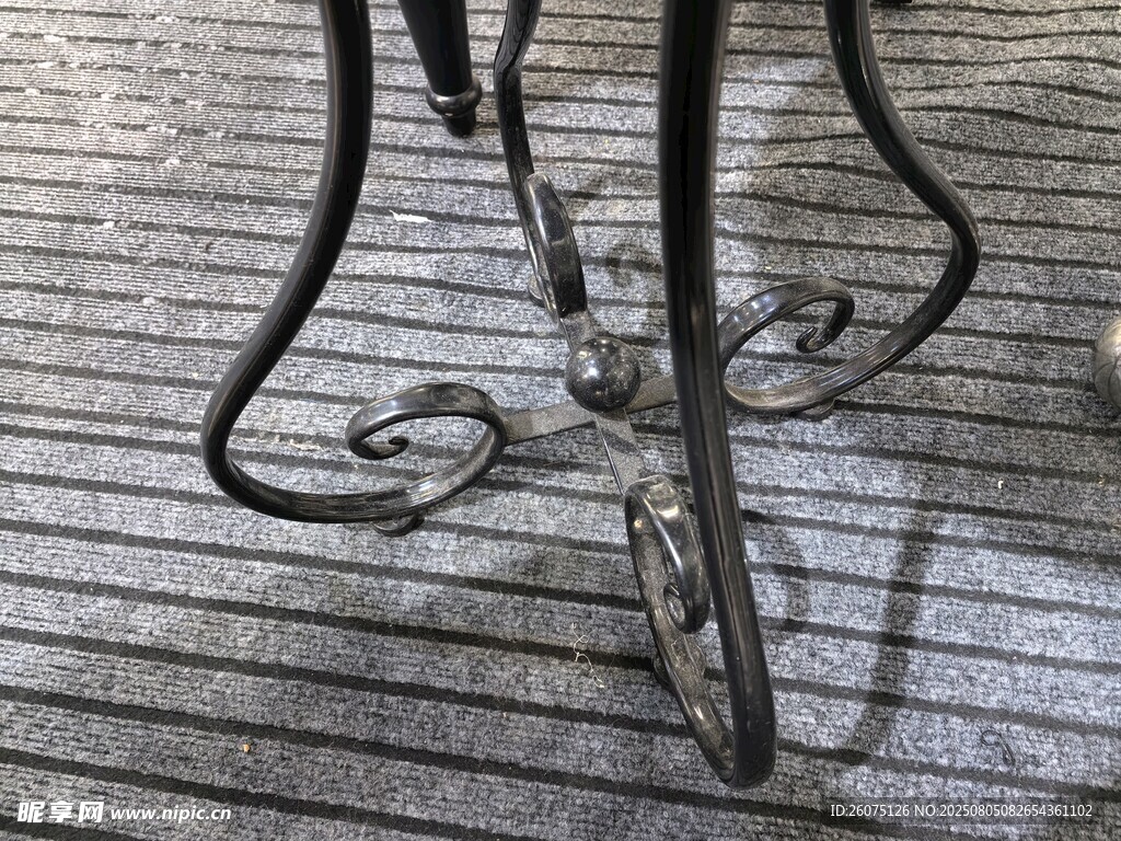 复古铁艺凳脚细节特写