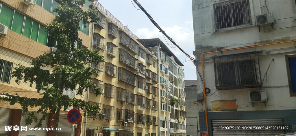 城市街边多层居民楼