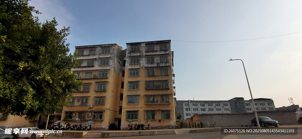 城市中的多层建筑景观