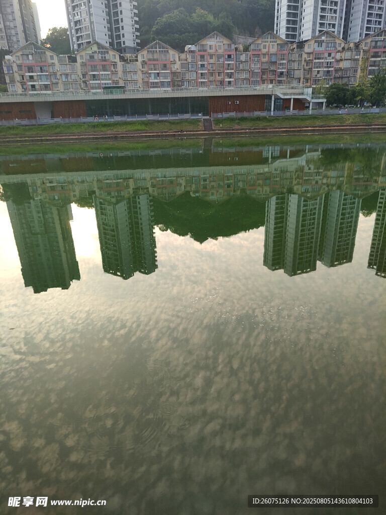 城市建筑在水面的倒影