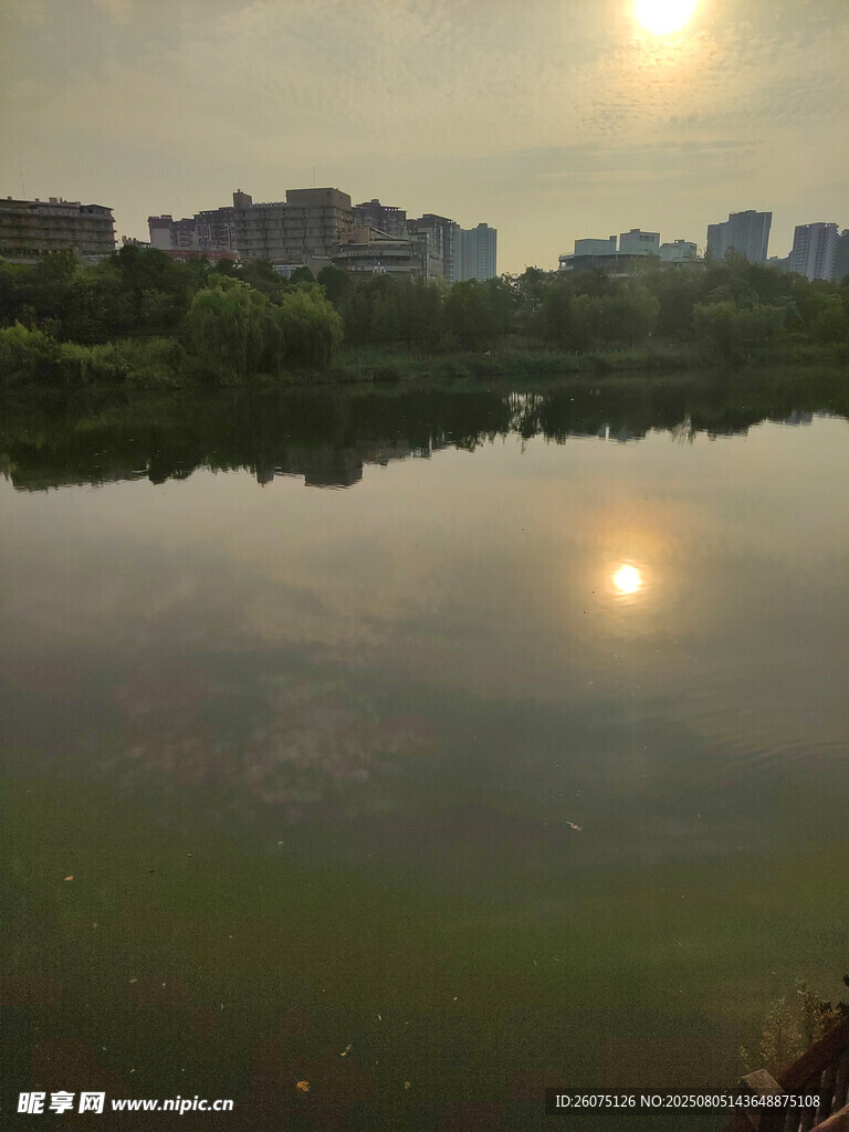 夕阳下平静的湖景风光