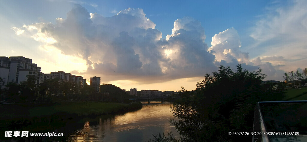 河畔日落美景