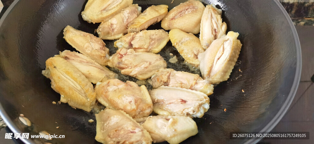 锅中煎制的美味鸡肉翅
