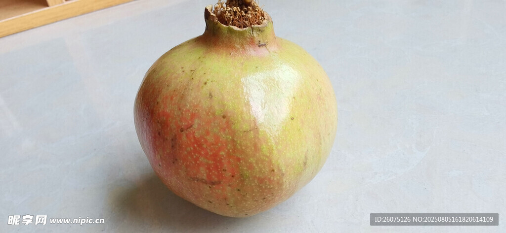 单个新鲜石榴特写