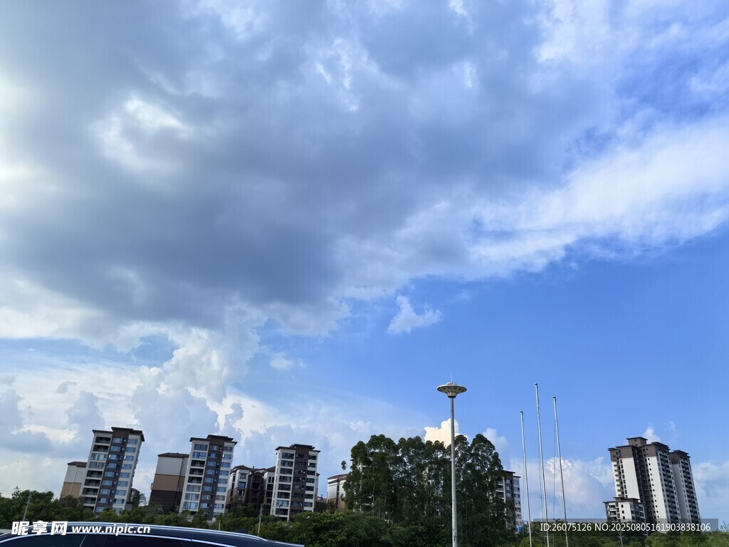城市上空的蓝天白云景象