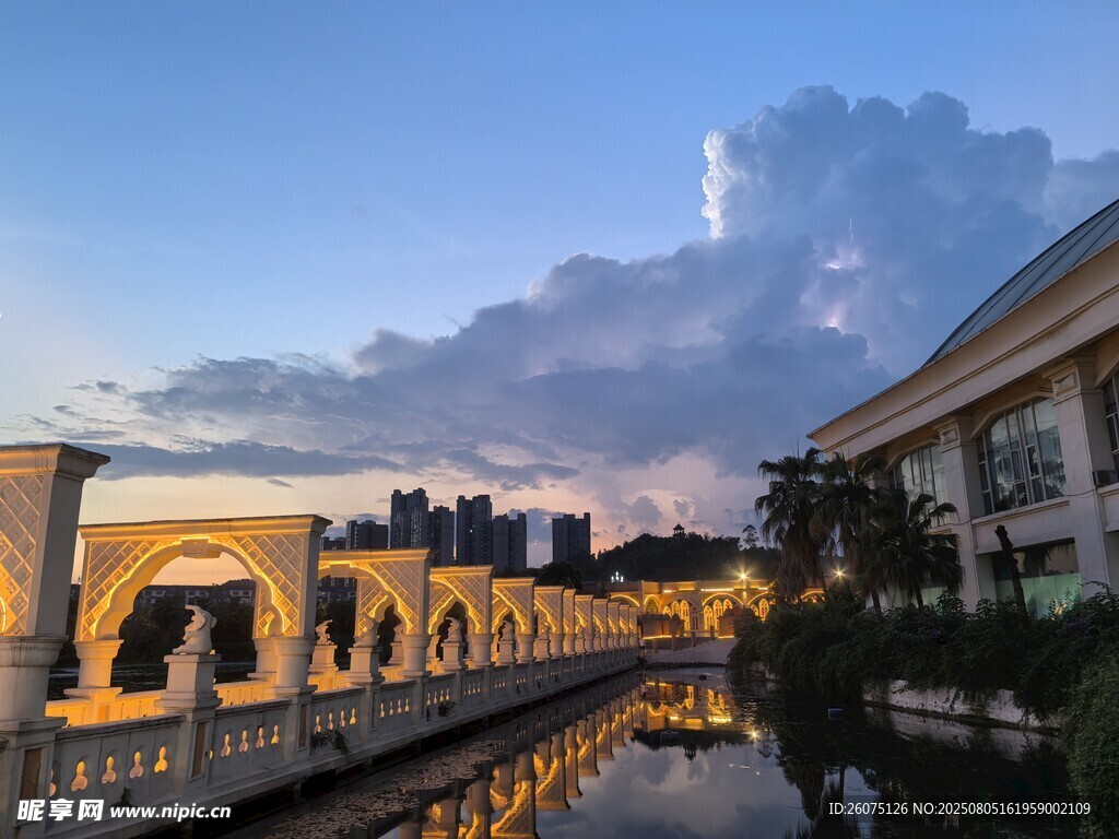 河畔桥梁夜景