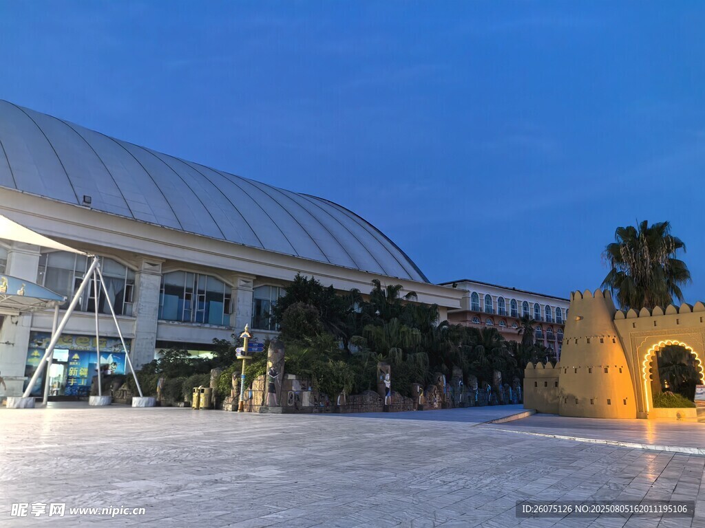 现代建筑广场夜景