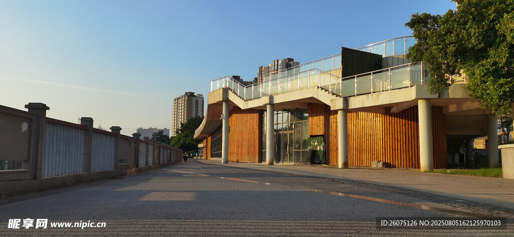 河畔步道与远处建筑