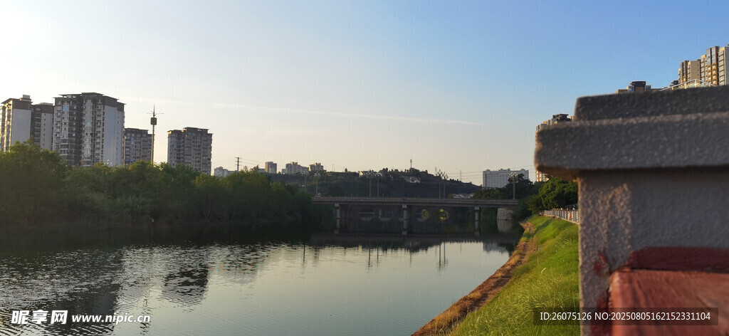 河畔城市风光美景