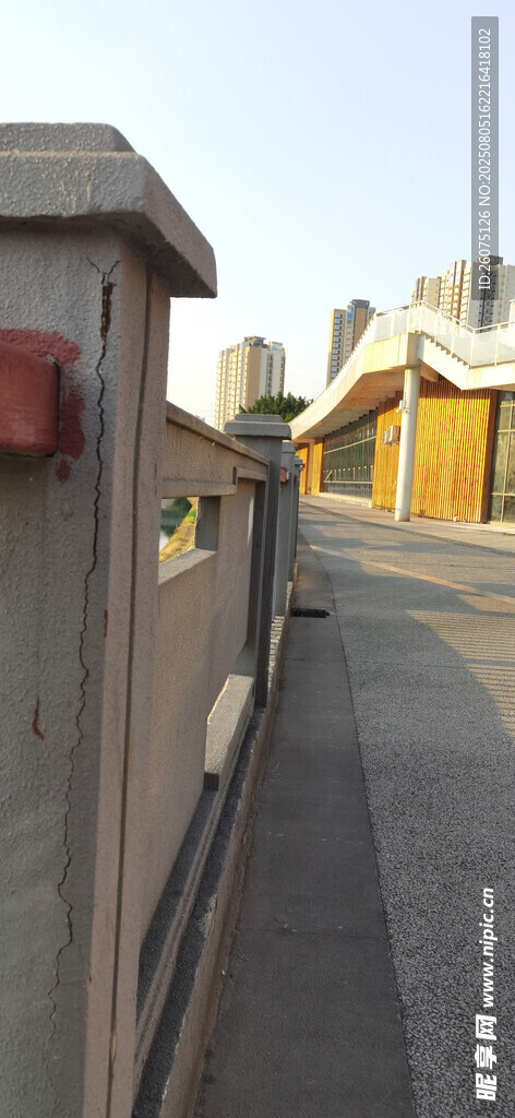 河畔围栏与远处建筑景观