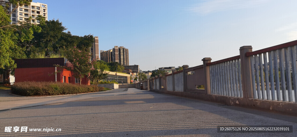 空旷道路旁的护栏与建筑