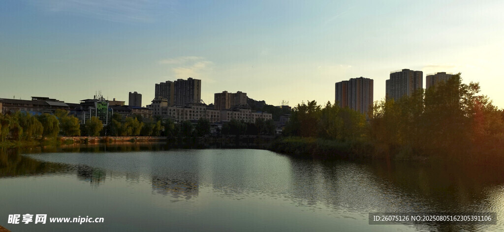 湖畔城市黄昏美景