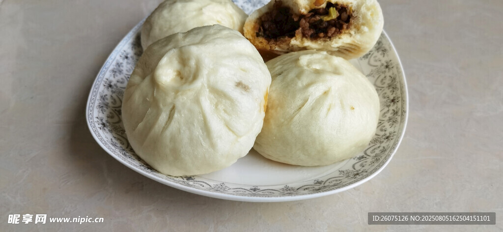 美味包子摆于盘