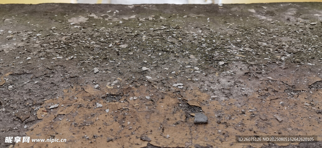 地面斑驳痕迹