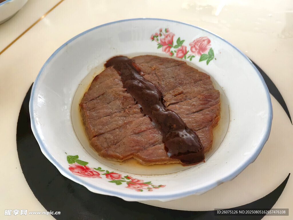 酱汁浇淋的美味牛排