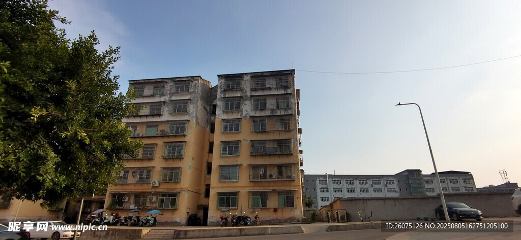 城市中的多层建筑景观