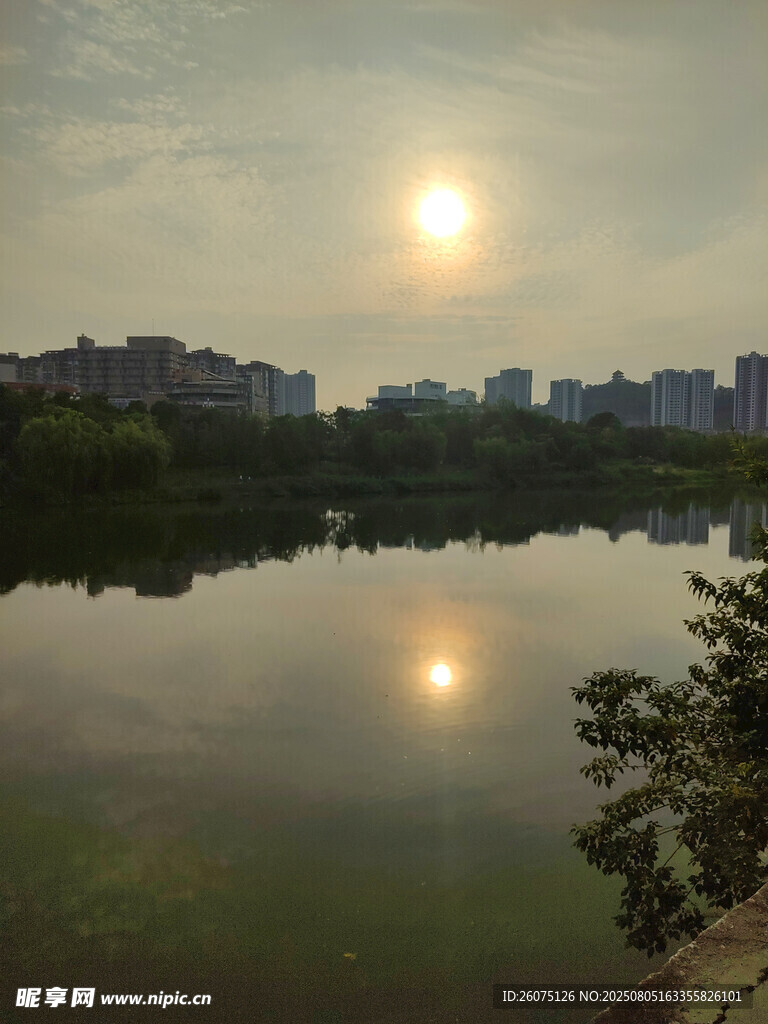湖畔落日美景