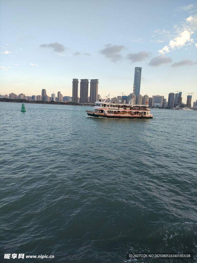 海上城市风光中的船只