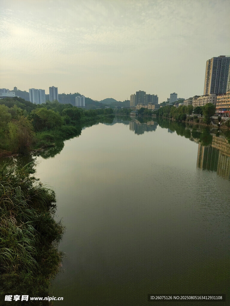 城市河畔风光