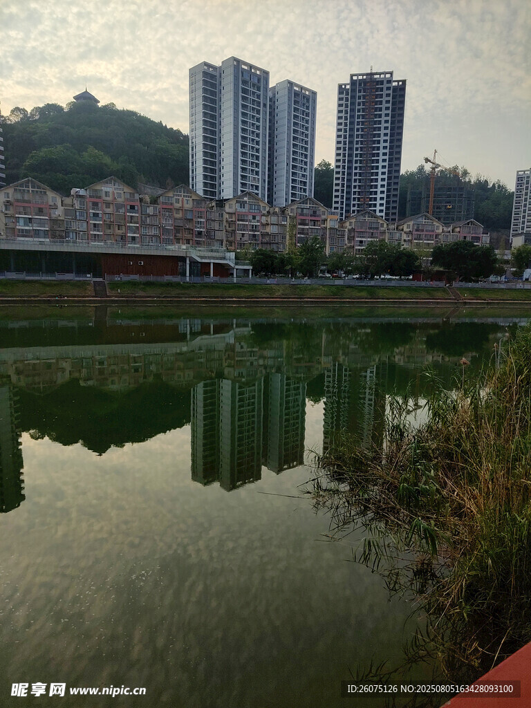 湖畔高楼倒影美景