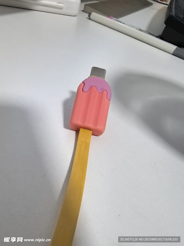 彩色充电线特写