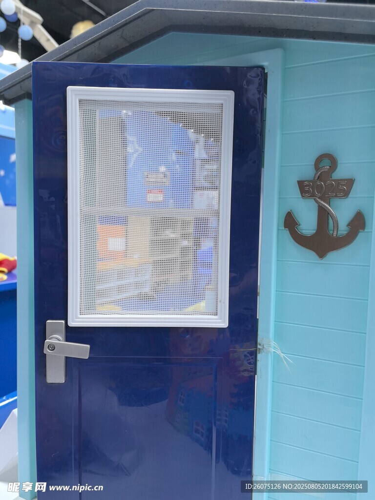 蓝色小屋模型上的锚形装饰