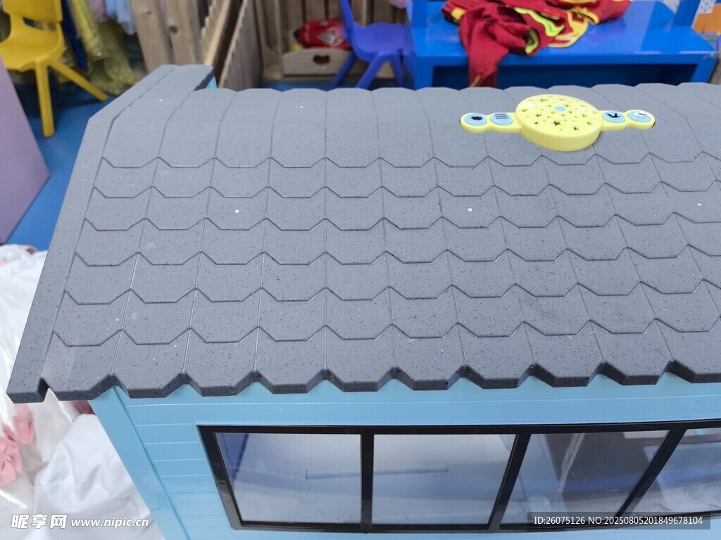 蓝色小屋灰色屋顶模型