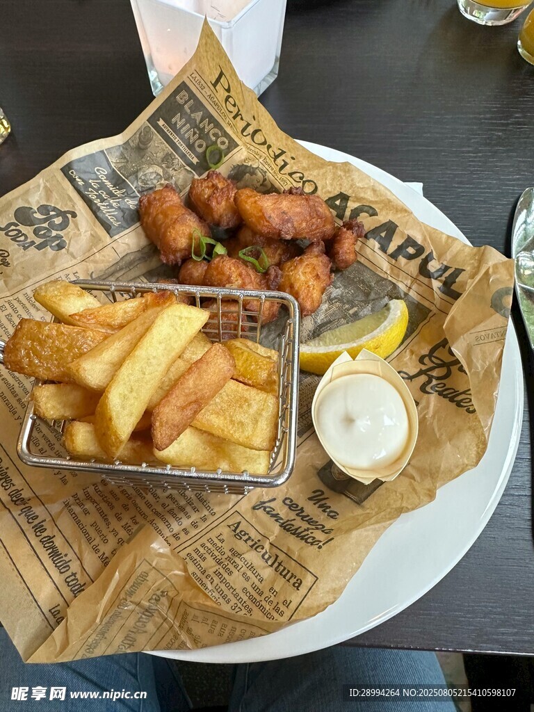 美味炸物拼盘搭配蘸酱
