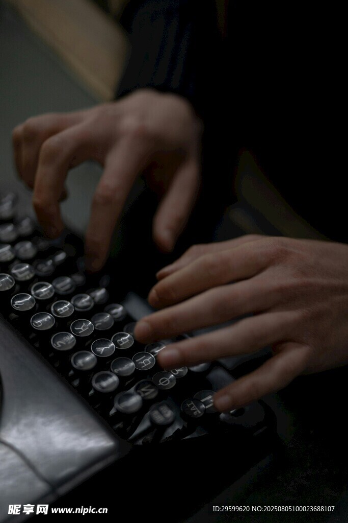 双手快速敲击电脑键盘