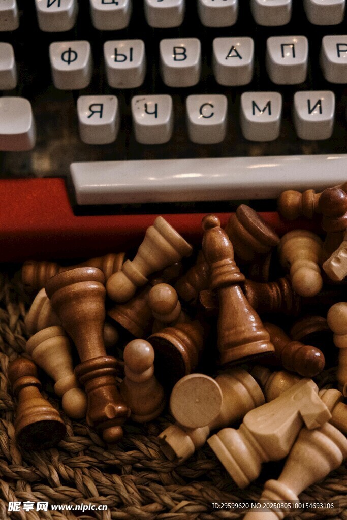 复古键盘旁散落的棋子