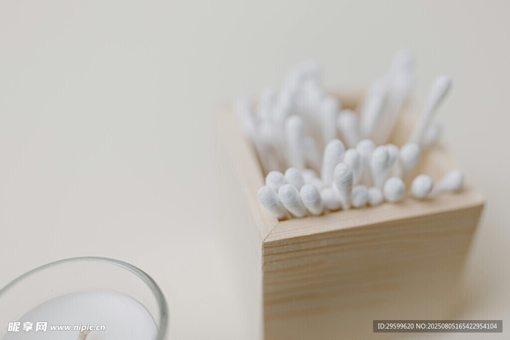 木质容器中的白色棉签