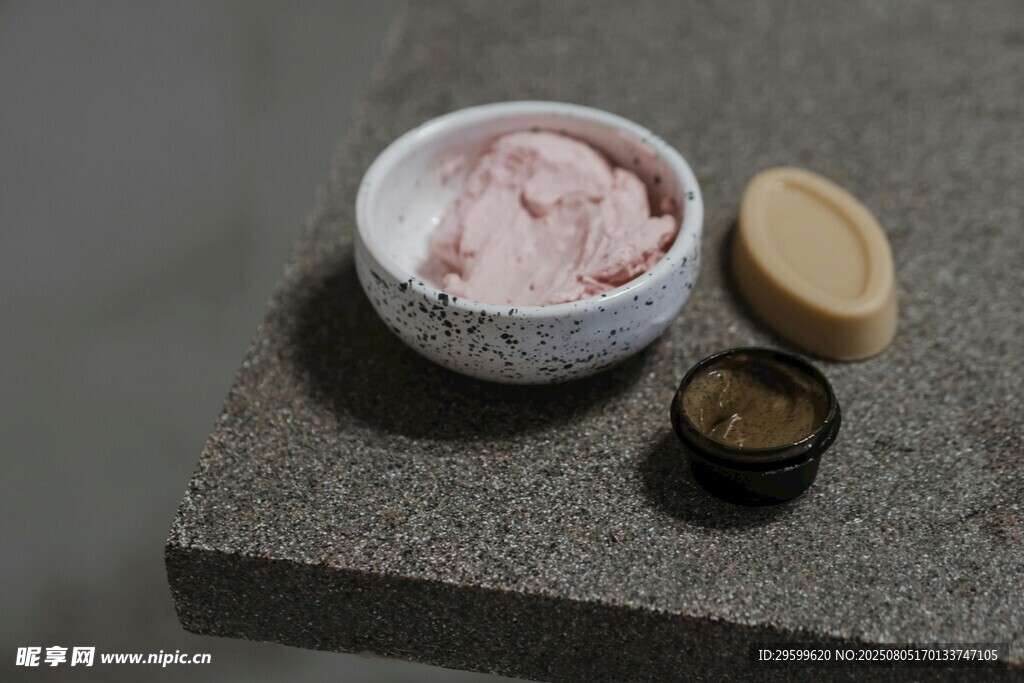 碗中粉色物体与小盒摆件