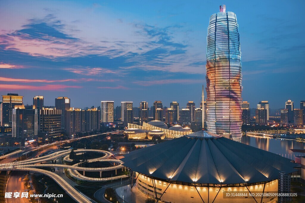 城市璀璨夜景与地标建筑