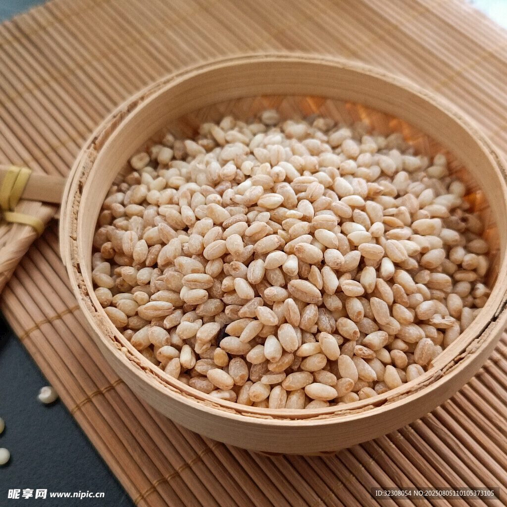 竹篮中的饱满小麦粒