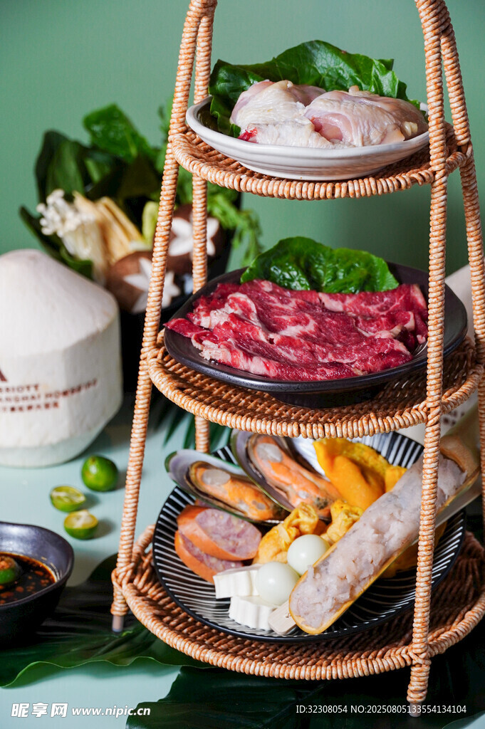 三层竹架盛放多样美食