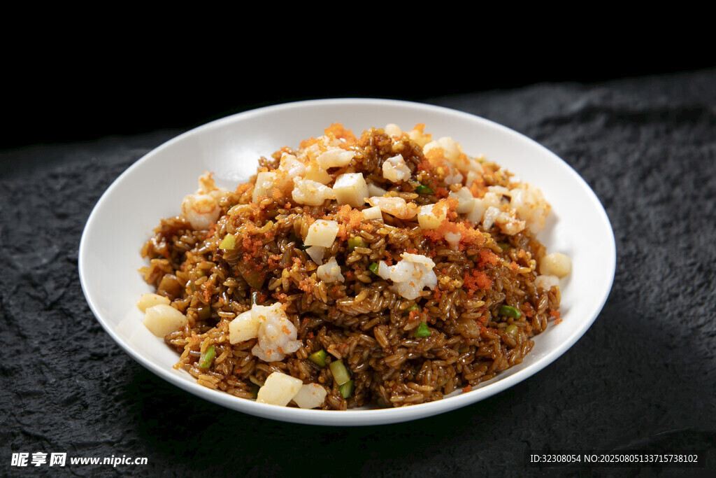 美味鸡肉炒饭摆于白盘