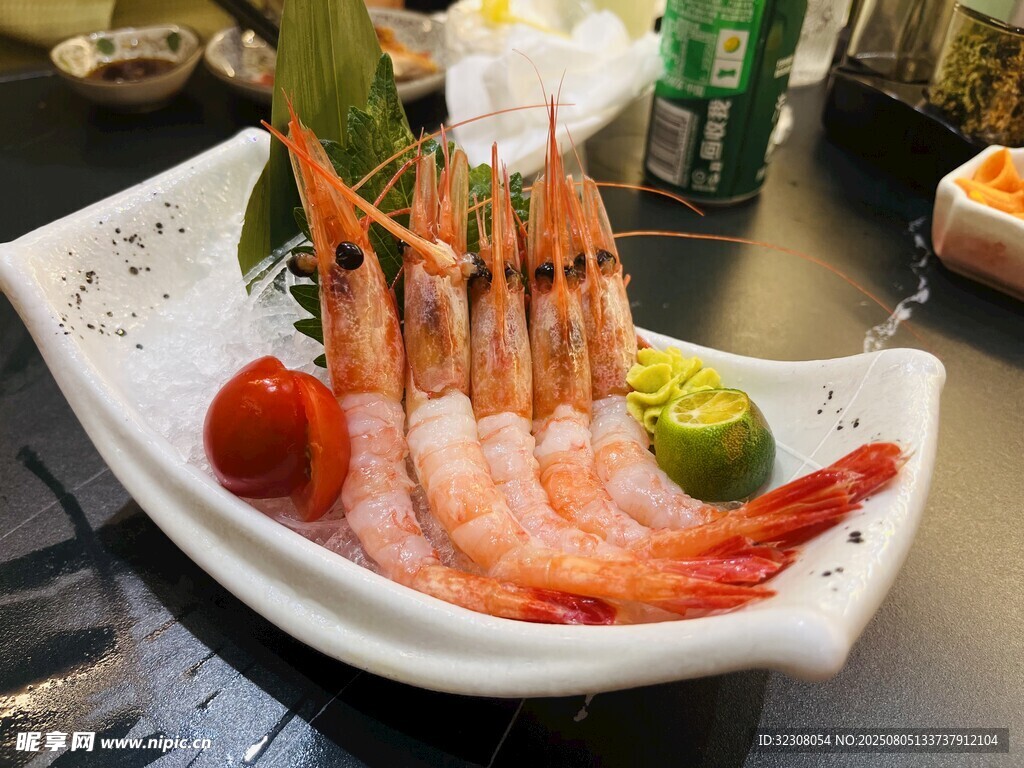 精致摆盘的美味鲜虾刺身