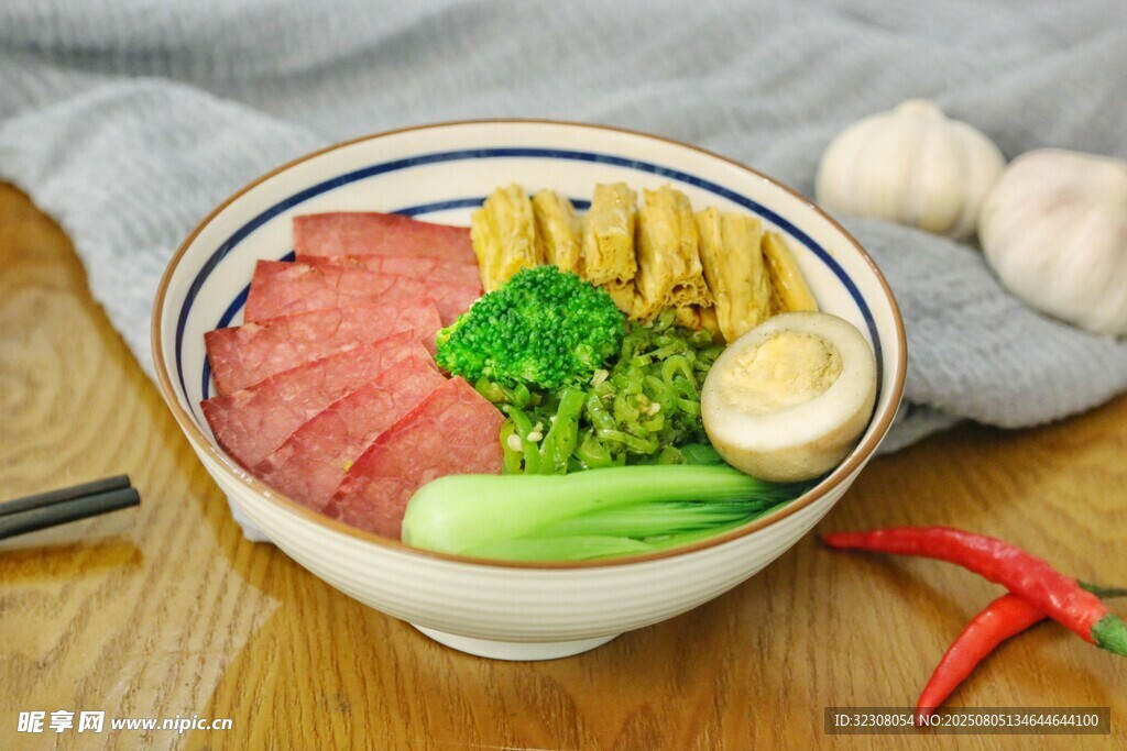 日式牛肉蔬菜拉面碗