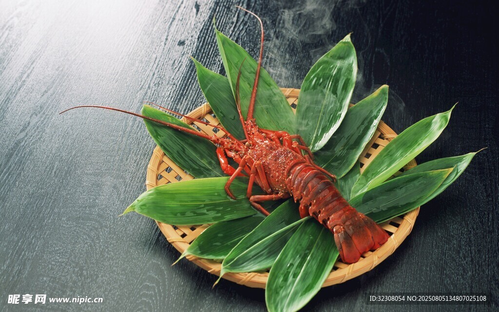 美味龙虾配翠绿香叶