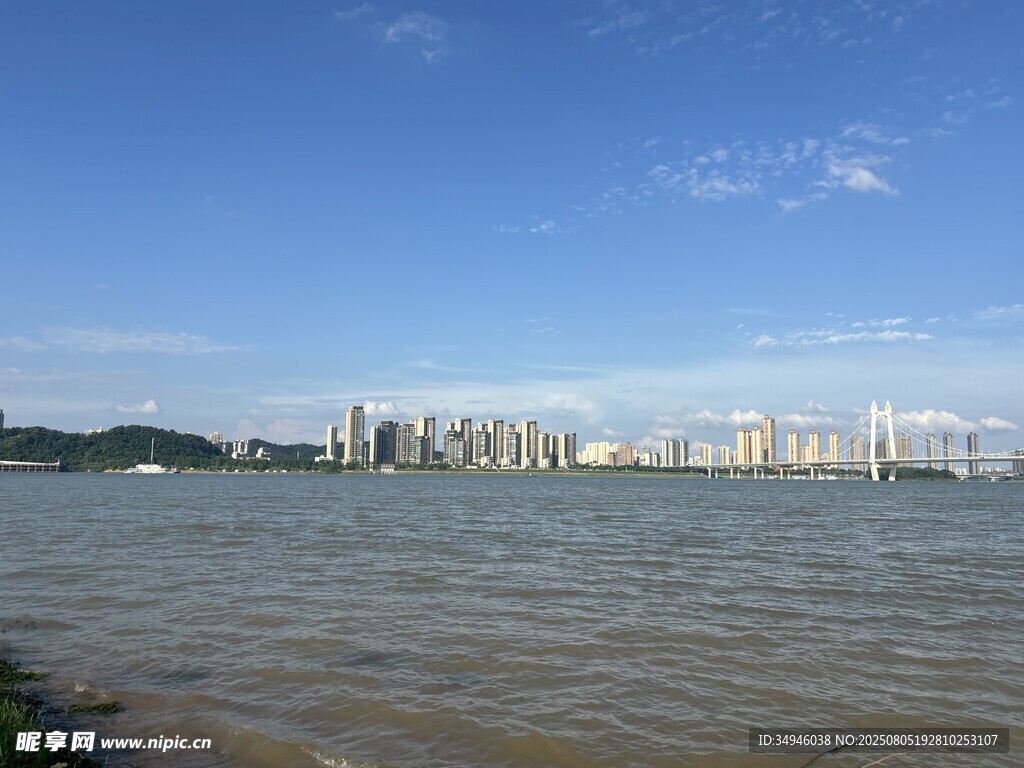 江边城市风光