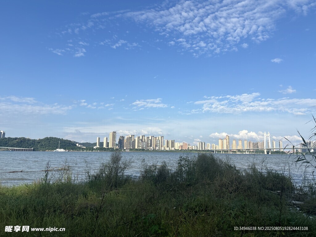 湖畔城市风光