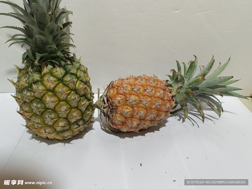 两个新鲜菠萝