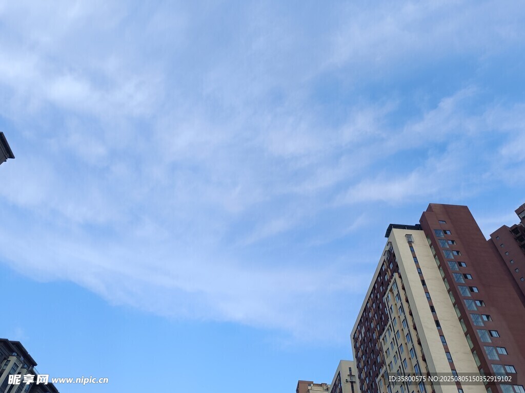 城市上空的蓝天白云