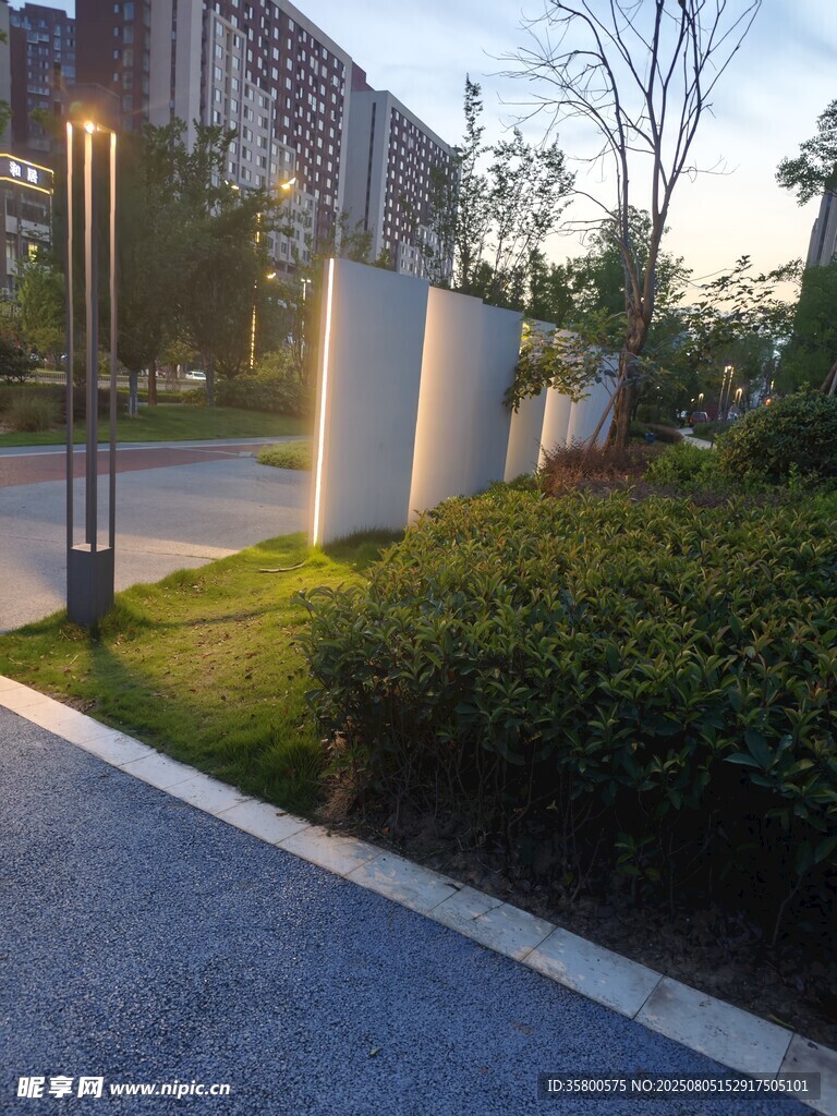 小区傍晚的静谧景观道路