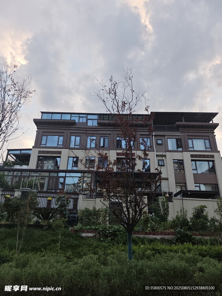 山间多层建筑景观