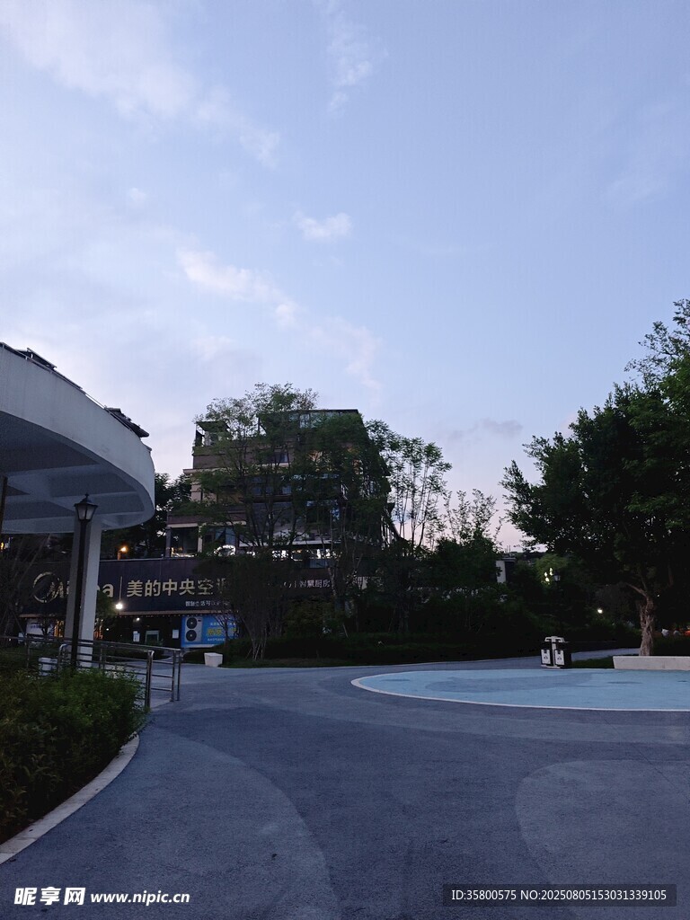 户外开阔道路与周边景致